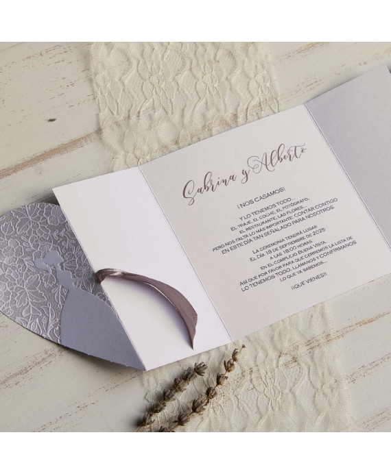 Invitación de boda novios corazón portada