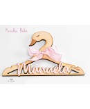 Percha bebé cisne madera con nombre metacrilato rosa y fecha personalizada