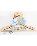 Percha bebé cisne madera con nombre metacrilato celeste y fecha personalizada